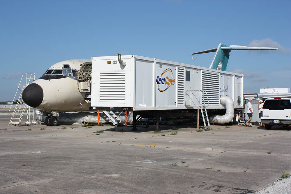 AeroClave procèdant à la décontamination d’un DC-9